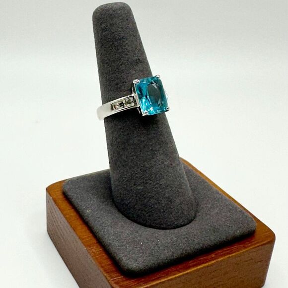 Ring with Aquamarine Blue Colored Center Stone - Picture 5 of 6